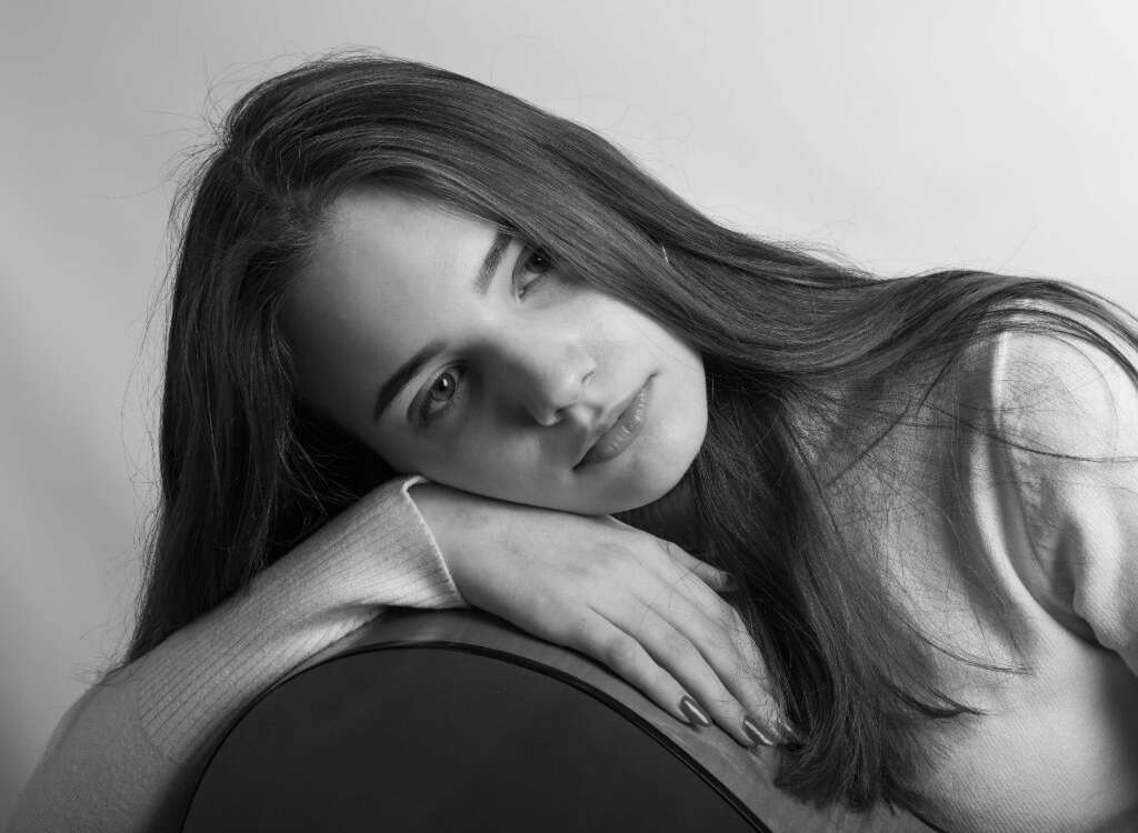 młoda dziewczyna myśli jak powiedzieć chłopakowi że jej się podoba